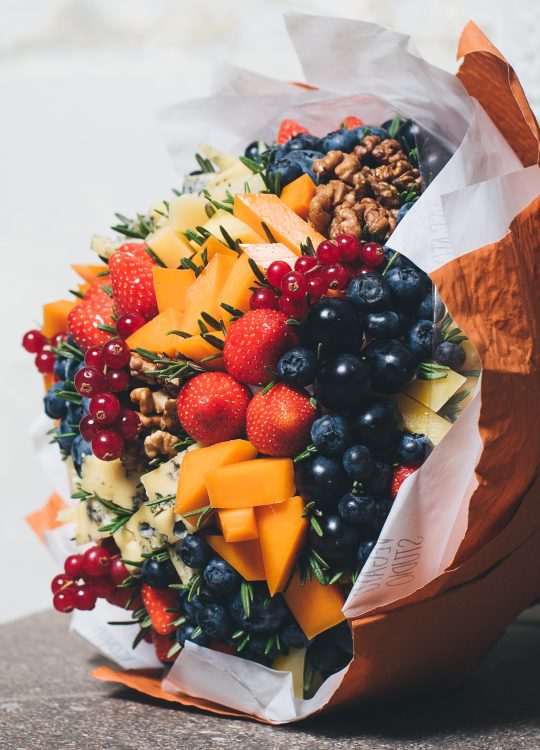 Сырный букет на сферном каркасе – Оригинальные букеты из фруктов и овощей