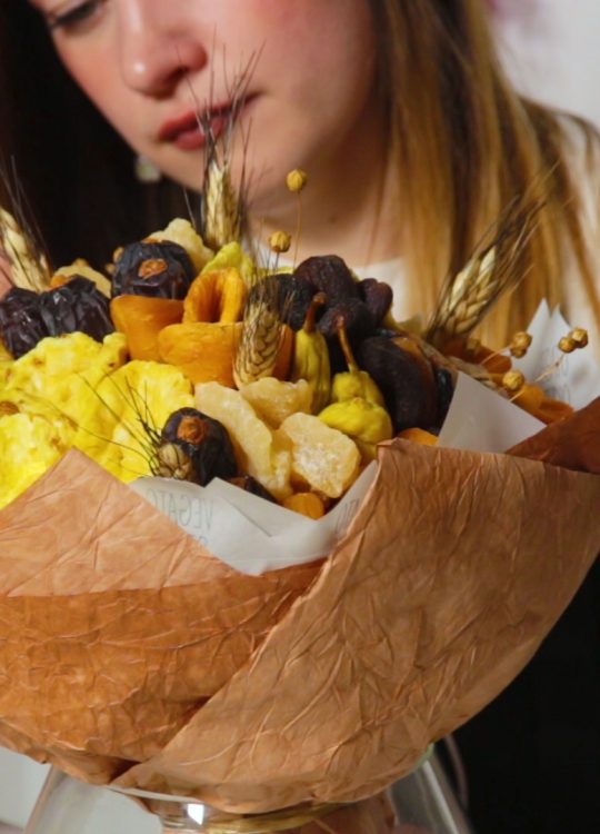 Букет из сухофруктов на сферном каркасе – Оригинальные букеты из фруктов иовощей