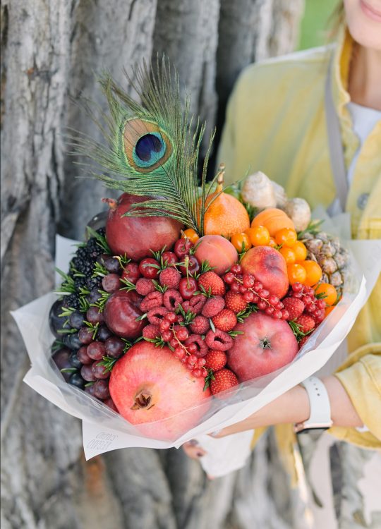 Градиентный букет на сферном каркасе – Оригинальные букеты из фруктов иовощей
