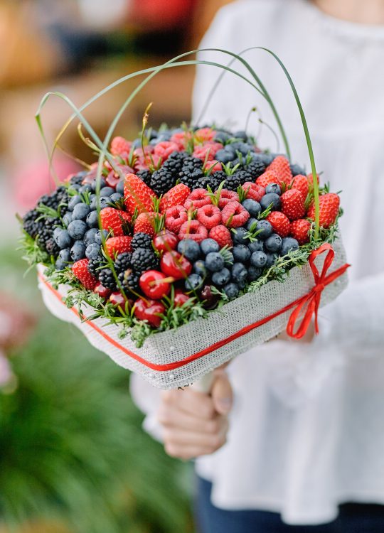 Ягодный букет на сферном каркасе – Оригинальные букеты из фруктов и овощей
