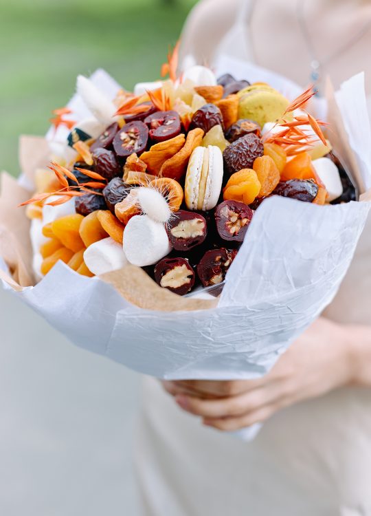 Букет со сладостями на сферном каркасе – Оригинальные букеты из фруктов иовощей